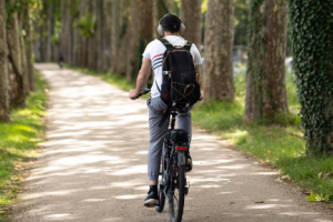 Cycliste le long du canal du midi