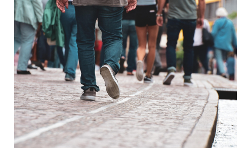 piétons se déplaçant sur un trottoir