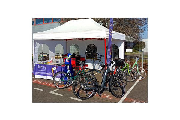 Stand Ilôvélo sur un parking d'entreprise avec présence de vélos au premier plan