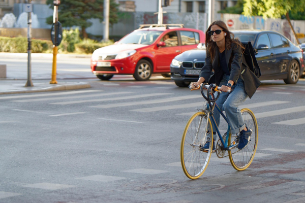 cycliste à vélo avec voitures en fond